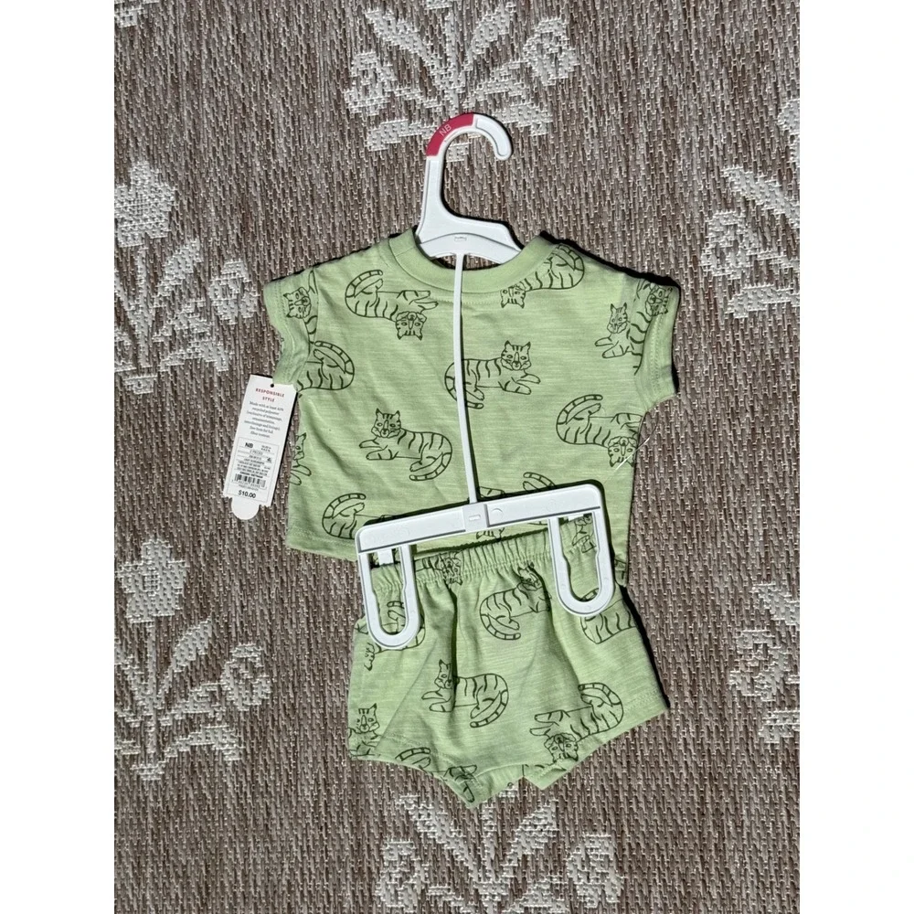 Cat & Jack Infant 2 Piece Set Light Olive Green Cat Print Top and Shorts‎ NB NWT
